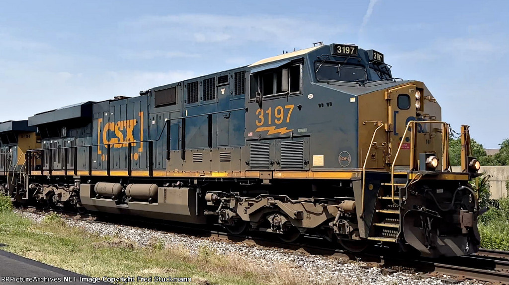 CSX 3197 leads B158.